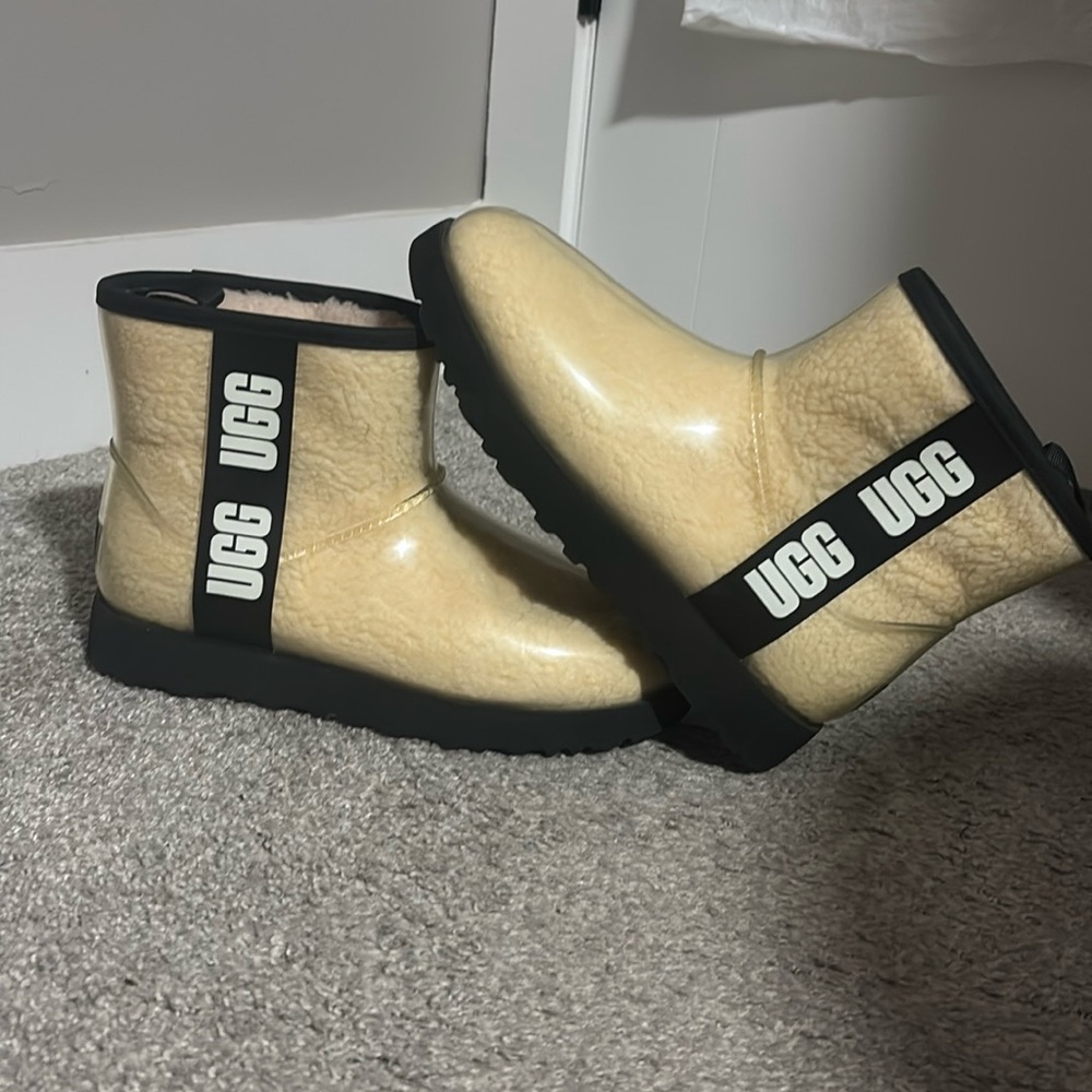 Ugg boots, 40$, unworn